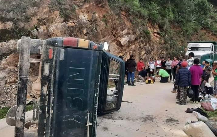 Sin frenos:  Impacta su camioneta contra el cerro para irse al voladero.