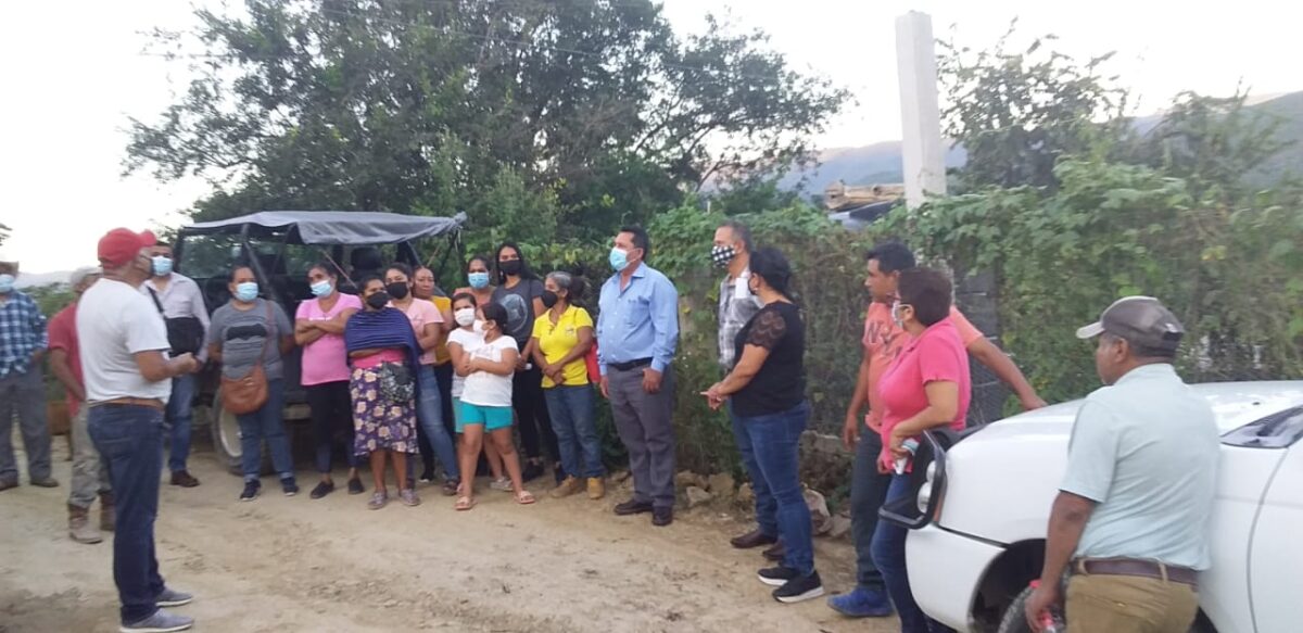 Recorre: el presidente municipal Efrain Muñoz Cosme la comunidad de Saldiveña.