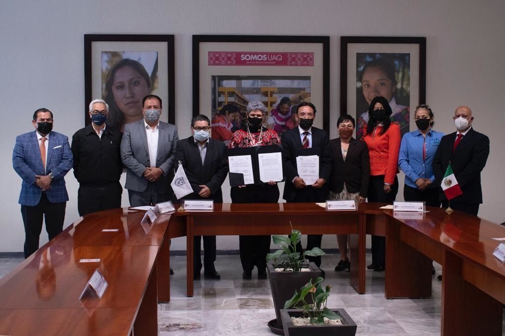 Secretaria de Salud atestigua firma de convenio entre la UAQ y la Comisión de Arbitraje Médico.