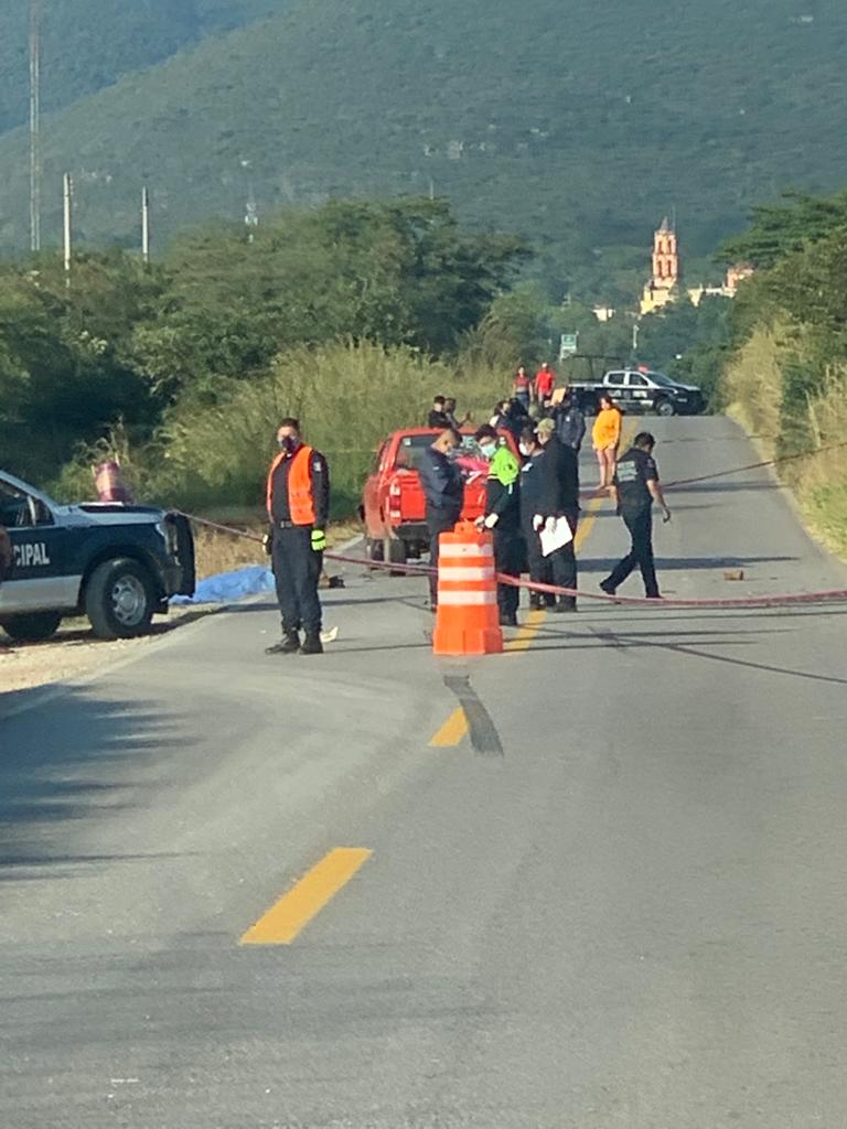 Trágico suceso en carretera: Sobre asfalto queda tendido cuerpo sin vida.