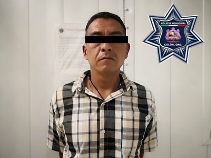 Policía Municipal de Colón recupera vehículo robado y asegura a hombre por posesión de narcóticos.
