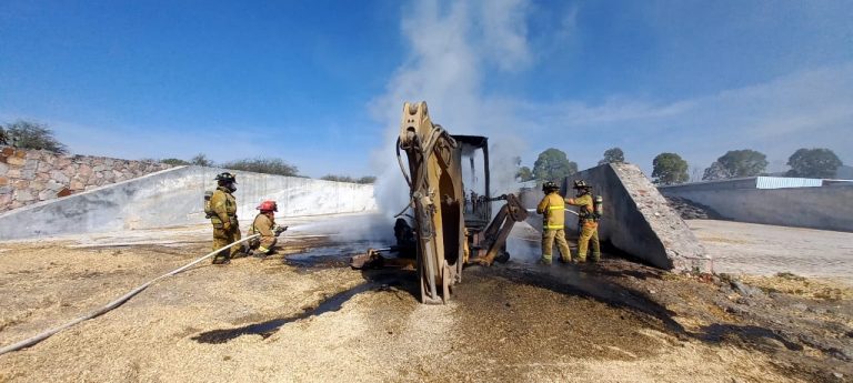 Emergencias: Sofocan incendio en maquinaria.