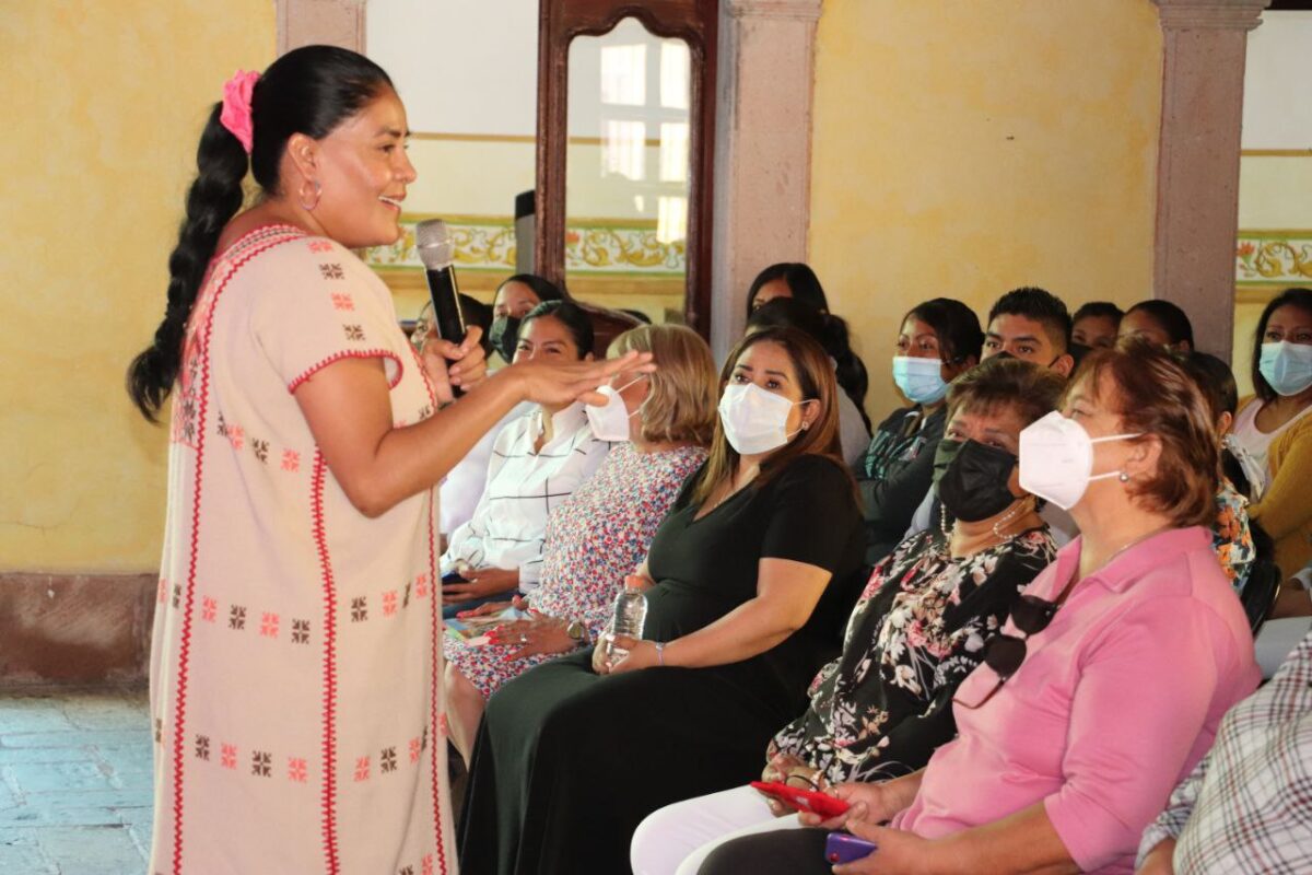 En Tolimán: Presenta Eufrosina Cruz Mendoza su libro “Los Sueños de la Niña de la Montaña”