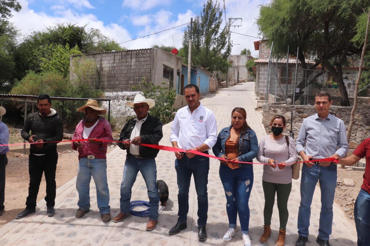 Manuel Montes Hernández Hace Entrega de Obra en la Comunidad de la Salitrera