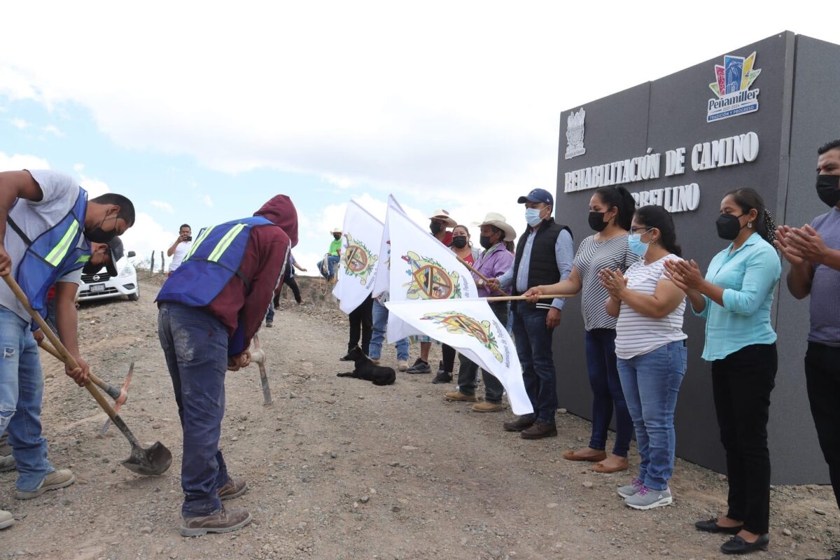Da Banderazo de Arranque de Obra en la Comunidad del  Torbellino.