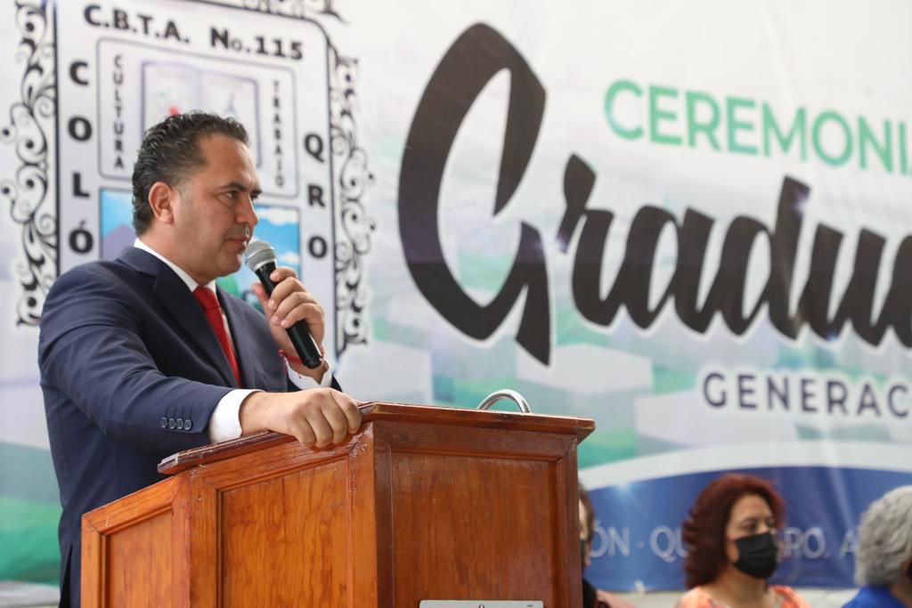 Asiste Manuel Montes Hernández a Graduación del CBTA 115