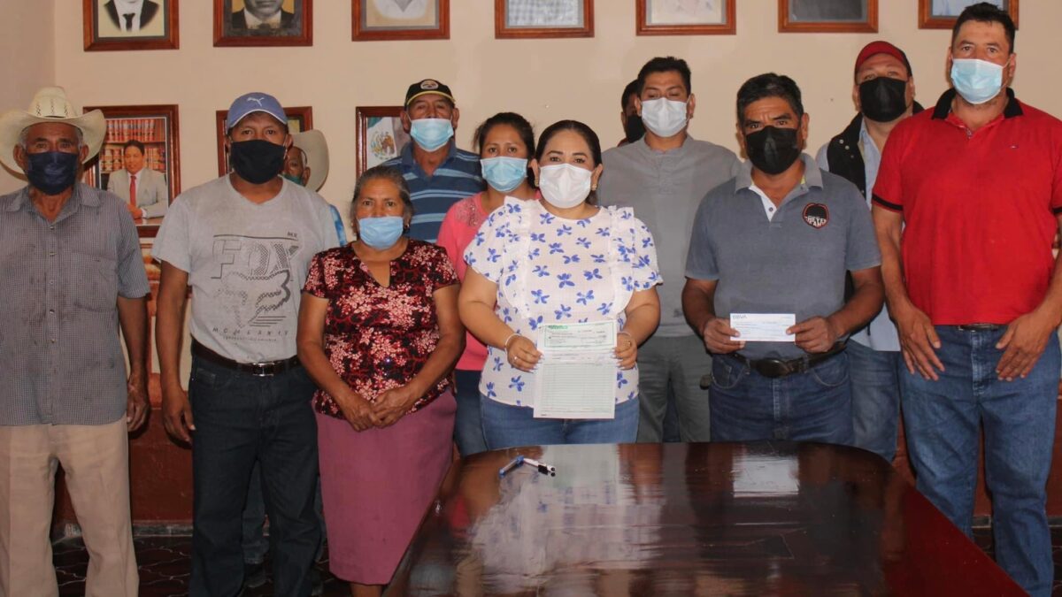 Entrega Apoyos a Productores Agrícolas Lupita Alcántara De Santiago