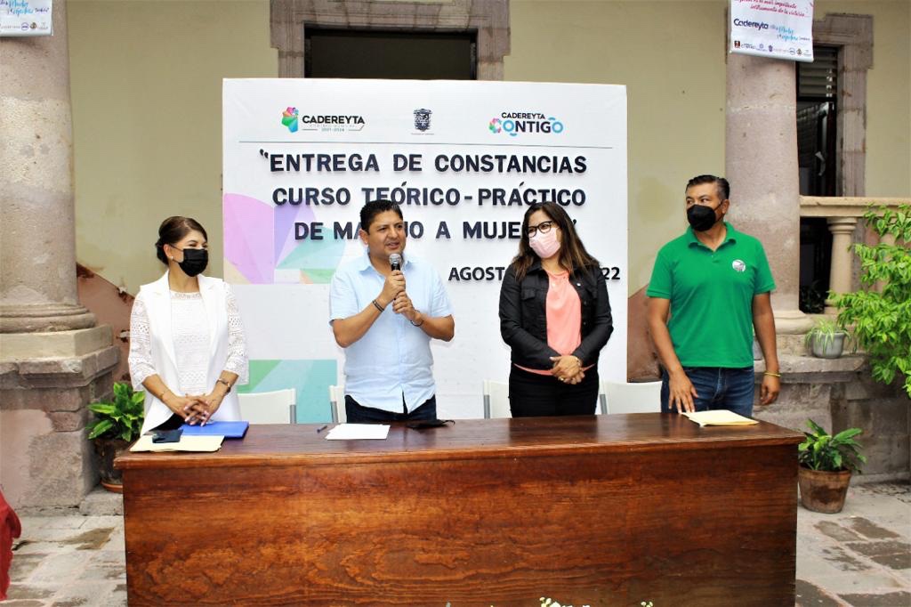 Dotan a las Mujeres Cadereytenses de Conocimientos para Manejar Automóviles