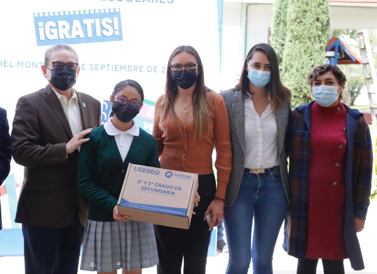 Entregan Útiles Escolares en Secundaria de Ezequiel Montes