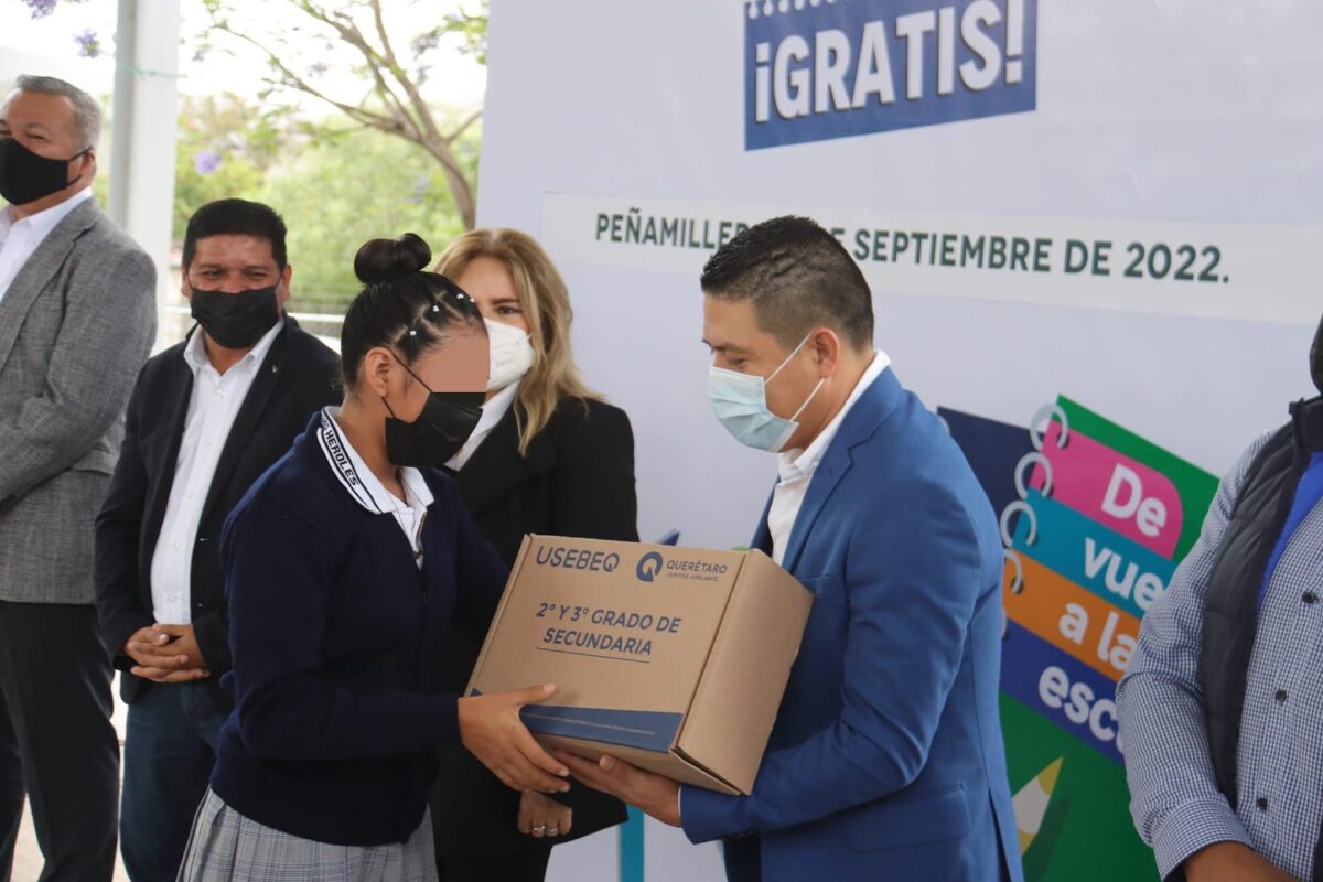 Municipio y SEDESOQ Entregan Útiles Escolares en Telesecundaria “Jesús Reyes Heroles”