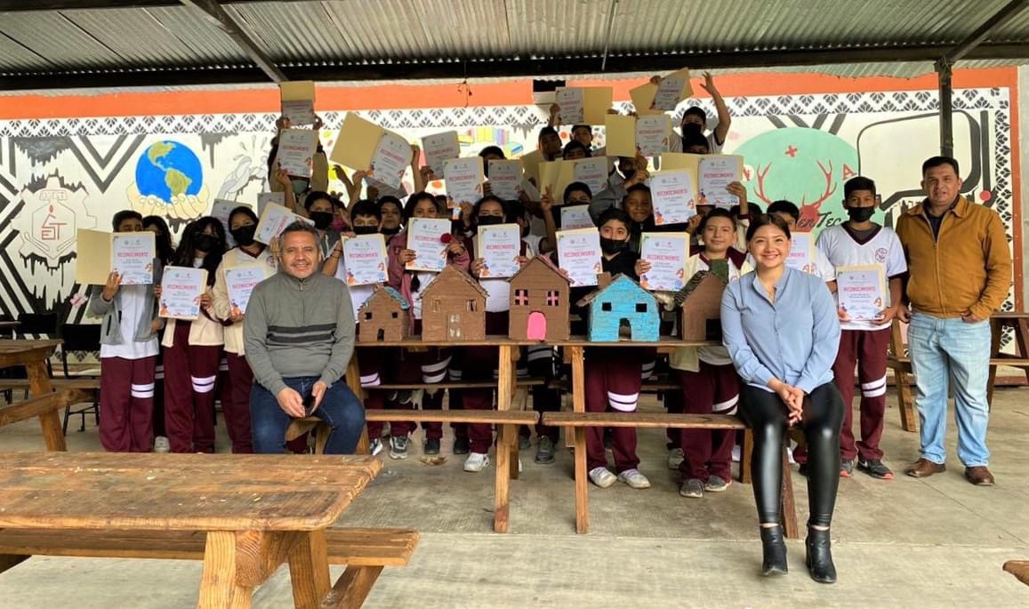 Jóvenes de Jalpan Reciben Taller de Cartonería