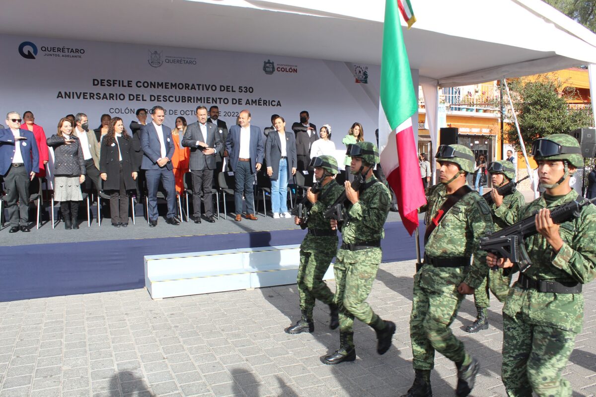 Preside Gobernador desfile del 530 aniversario del Encuentro Cultural del 12 de Octubre
