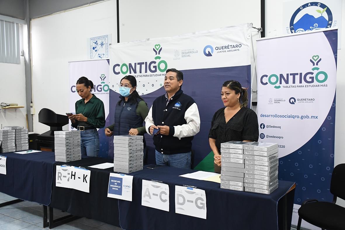 Entregan Tabletas Electrónicas a 162 Alumnos en Jalpan