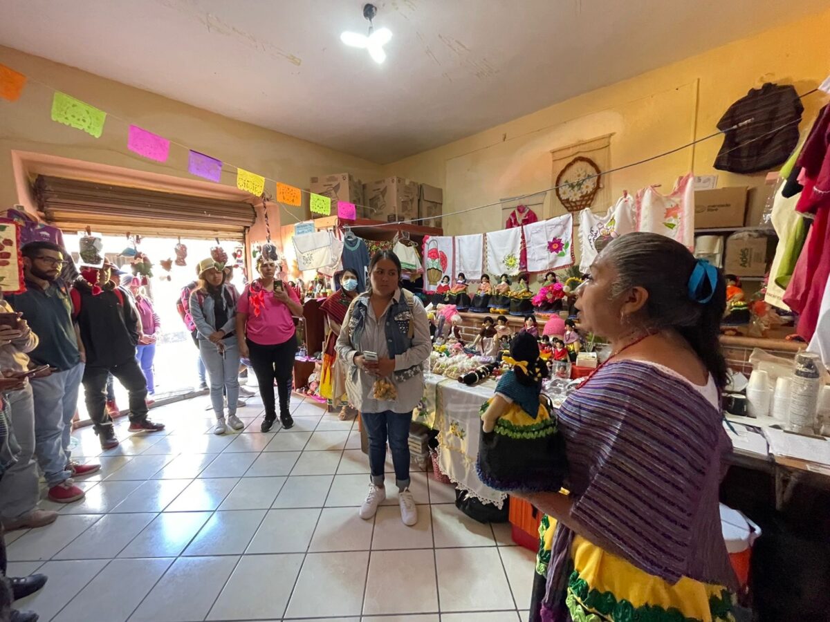 Presenta Grupo de Artesanos Ma-bu’i de Tolimán Colección de Muñecas Tenchitas