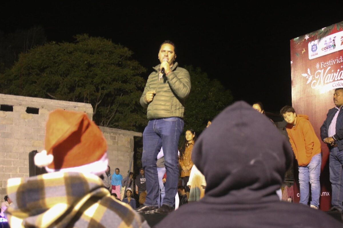 Cierra Manuel Montes Encendido de Árboles Navideños en Urecho