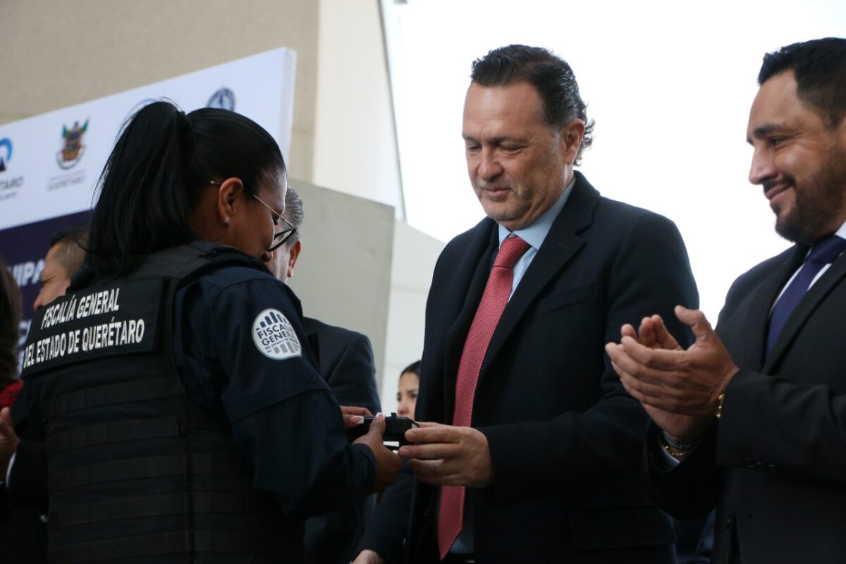 Asiste Edil de Cadereyta a la entrega de equipamiento y unidades vehiculares a instituciones de seguridad