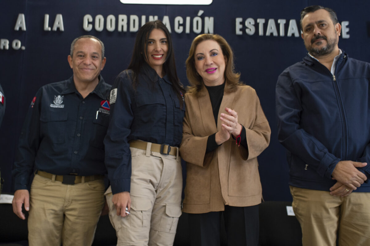 Entrega Lupita Murguía parque vehicular a la Coordinación Estatal de Protección Civil