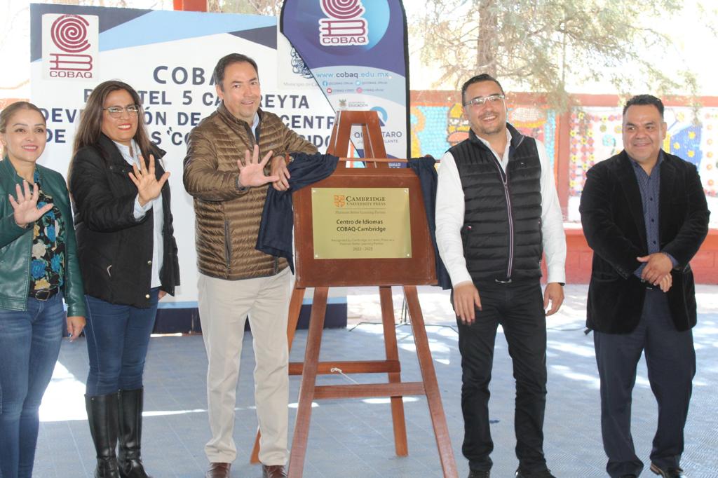 Develan Placa de Plantel Centro de Idiomas COBAQ-Cambrige en Cadereyta