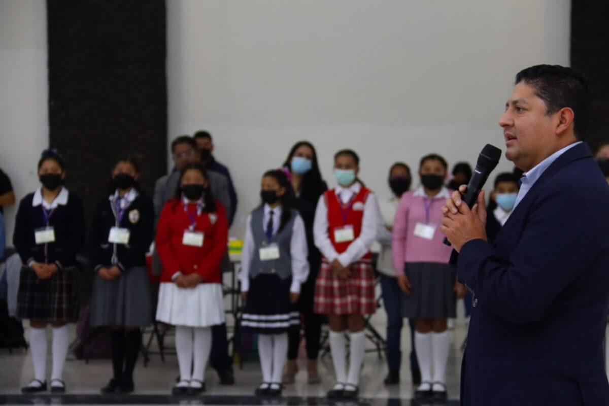 Llama Miguel Martínez a niñas y niños cadereytenses a construir su futuro desde el presente
