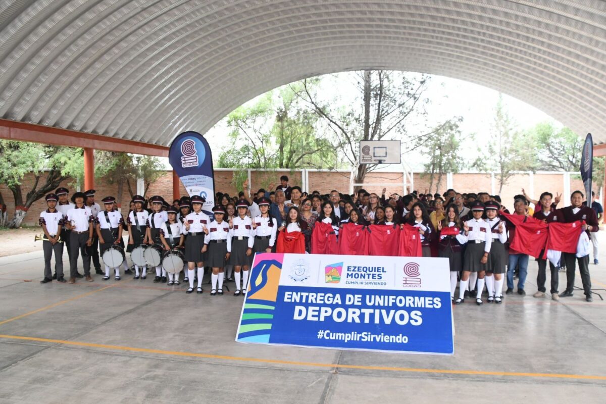 La Alcaldesa Lupita Pérez Entrega Uniformes Escolares en Villa Progreso  