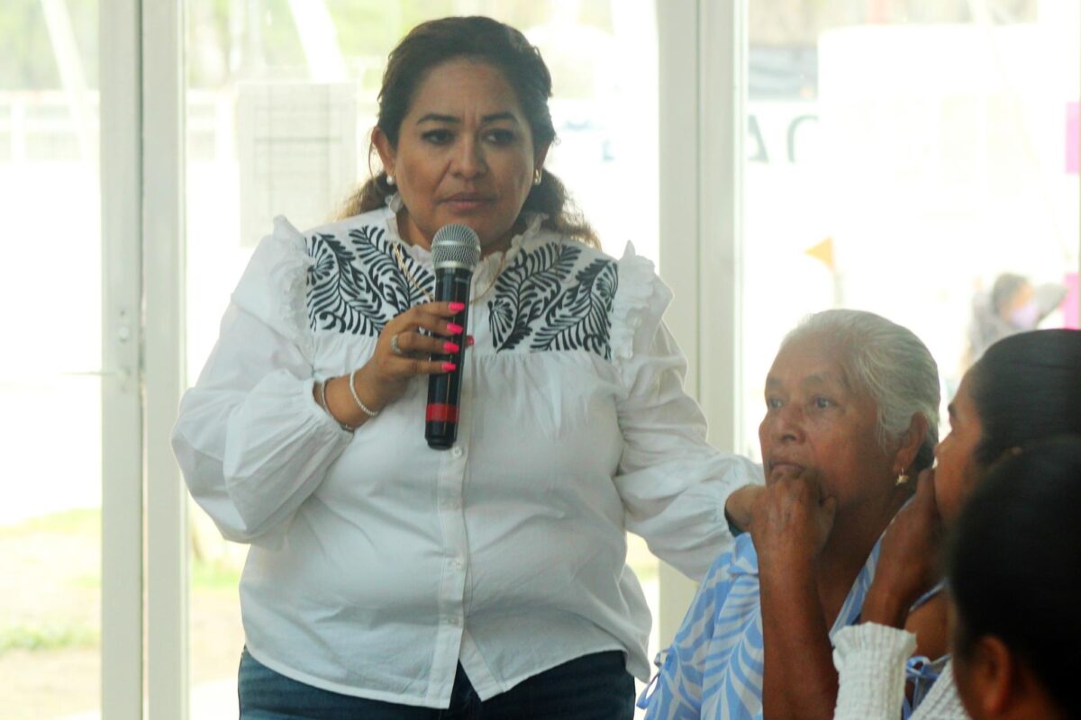 Encabeza Lupita Alcántara Reunión con Autoridades Auxiliares