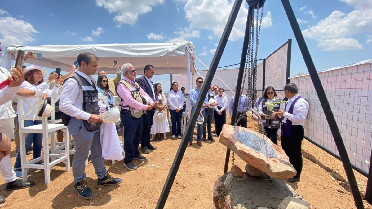 Coloca Manuel Montes, primera piedra del primer desarrollo residencial en Colón