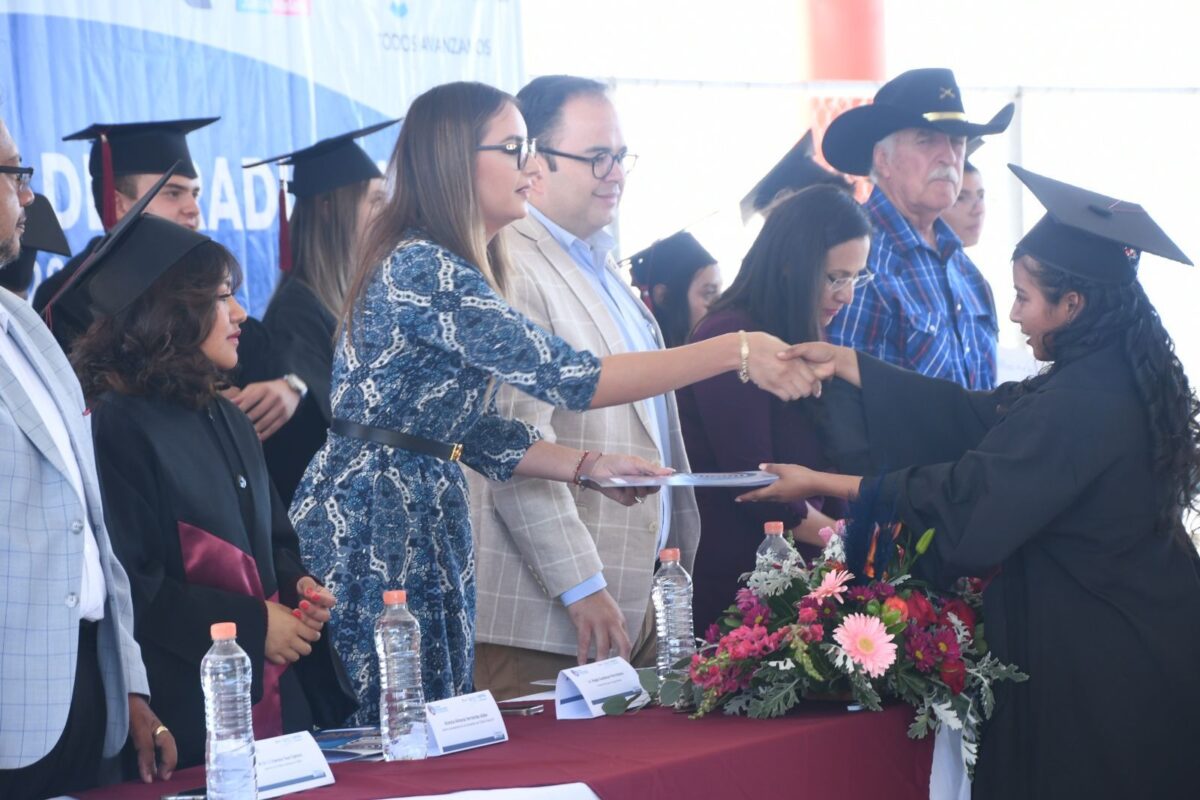 Lupita Pérez Montes asiste a la graduación de estudiantes del “COBAQ Plantel 29 Bernal”. 