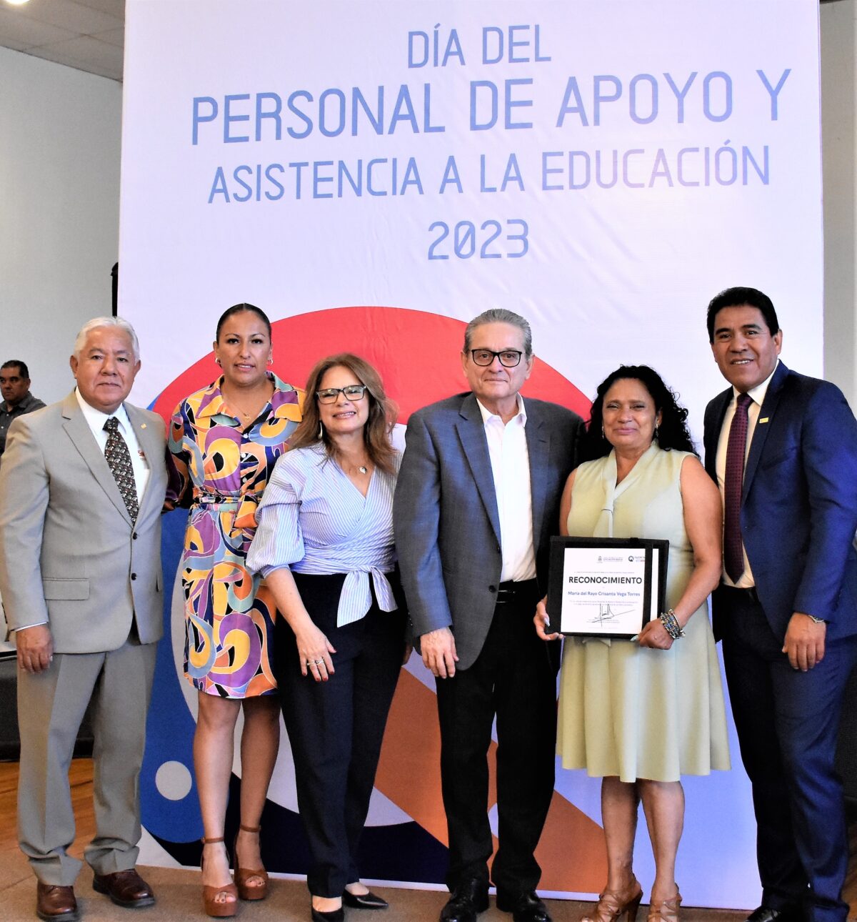 Reconoce USEBEQ a personal de apoyo y asistencia a la educación