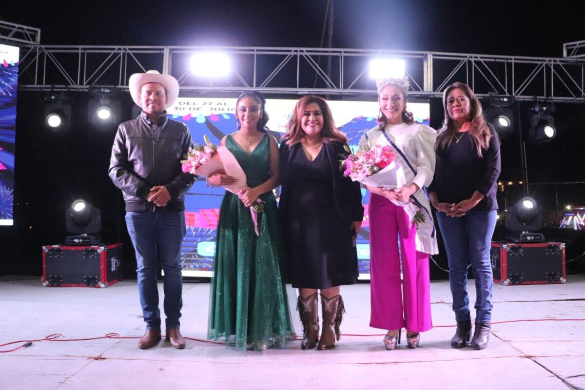 Presenta Lupita Alcántara de Santiago Cartel de Feria Tolimán 2023 y a Dana Paola Primera.