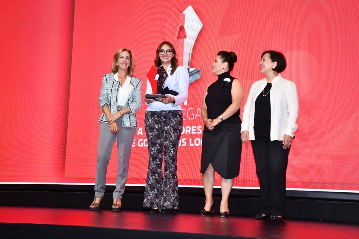 Lupita Pérez Montes recibió el premio a mejores prácticas de gobiernos locales  por programa  “Resolviendo Juntos”