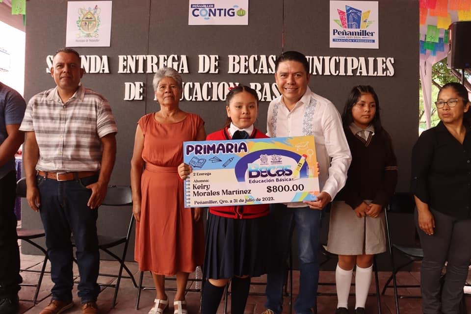 Realiza Entrega de Becas Edil Juan Carlos Linares