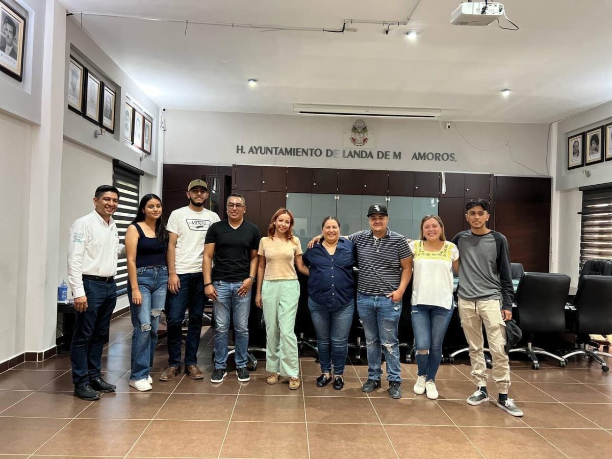 En Landa Alcaldesa Marina Ponce Entrega becas de inscripción a alumnos de universidad
