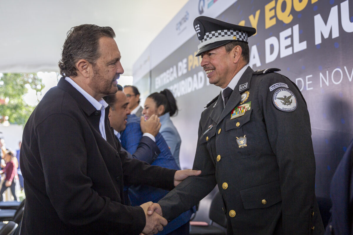 Atestigua Gobernador entrega de equipamiento a personal de la SSPMQ