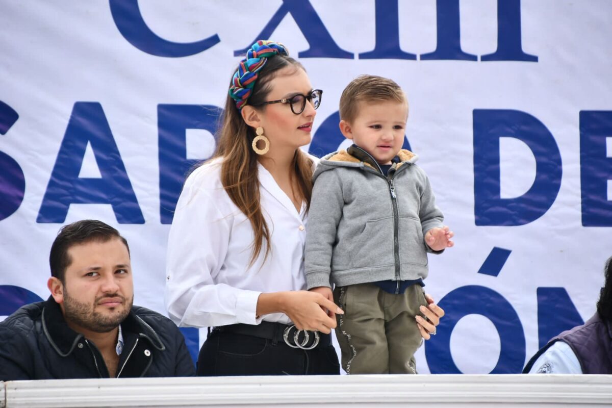Lupita Pérez presenció el tradicional desfile, por el 113 aniversario de la Revolución Mexicana
