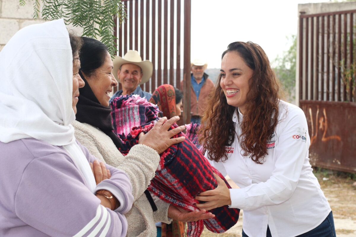 DIF de Colón Lleva Cobijas a Adultos Mayores en condiciones de vulnerabilidad
