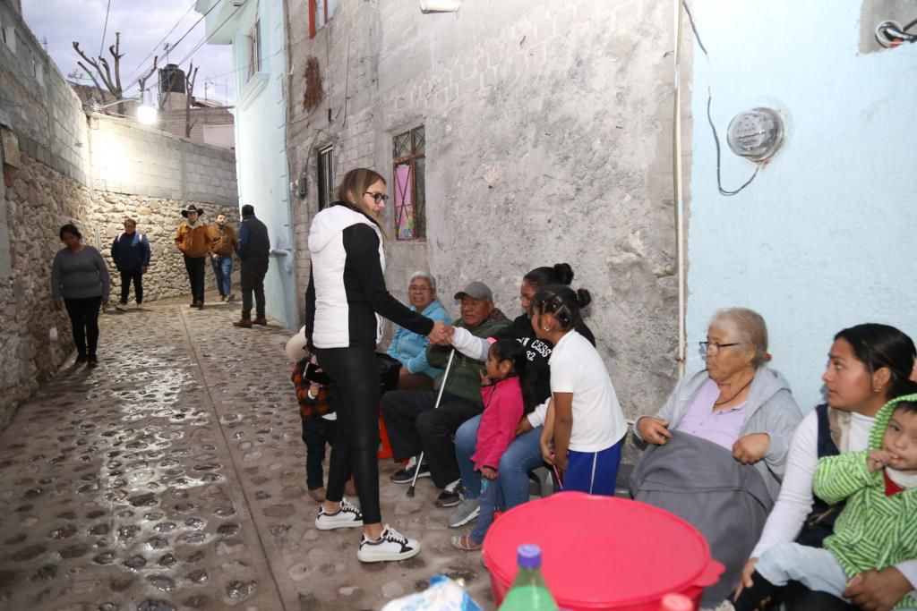 Lupita Pérez entrega obra de rehabilitación de callejón “Granada”