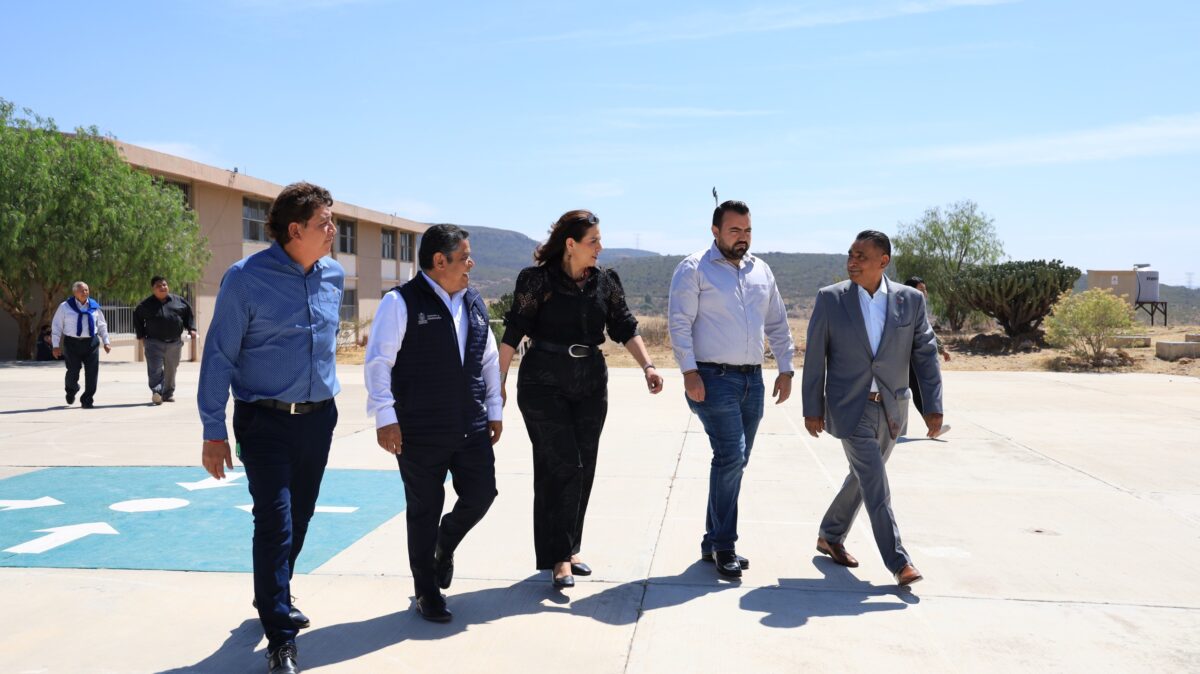 Reciben en CECyTEC Plantel 10 rehabilitación de explanada y apoyos estatales