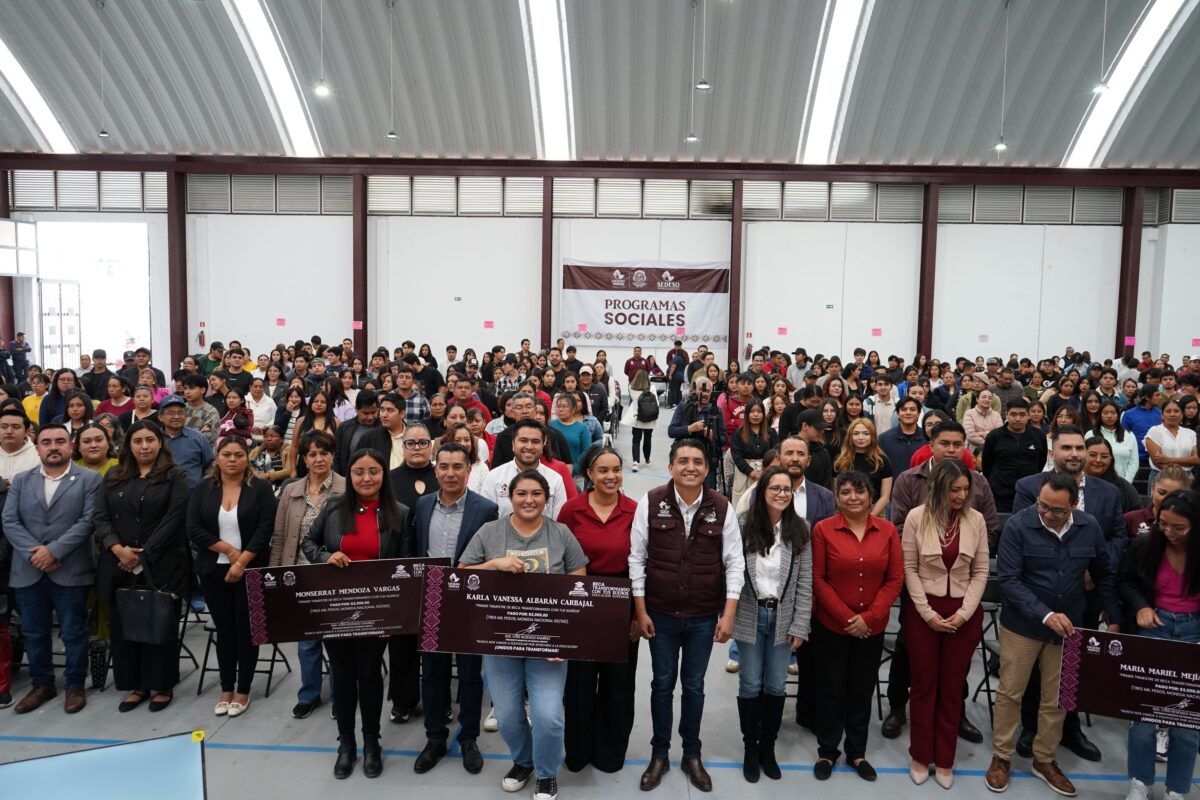 Iván Reséndiz Ramírez Impulsa el Sector Universitario a Cumplir sus Sueños con la entrega de Becas