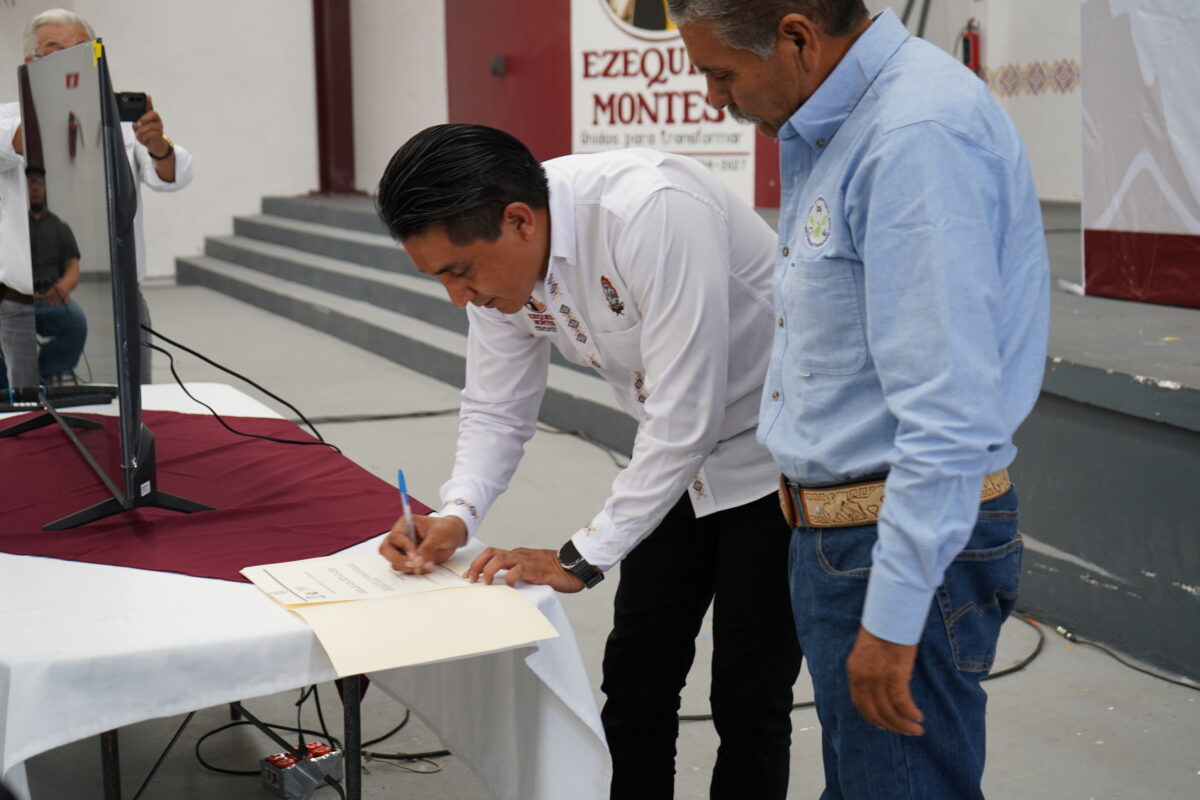 Iván Reséndiz Ramírez Firma Convenio con Cesaveq para el manejo de plagas en Ezequiel Montes