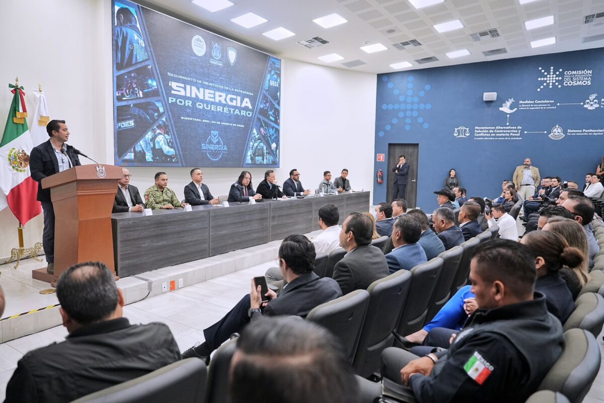 Asiste Felifer Macías a informe de la  estrategia “Sinergia por Querétaro”.