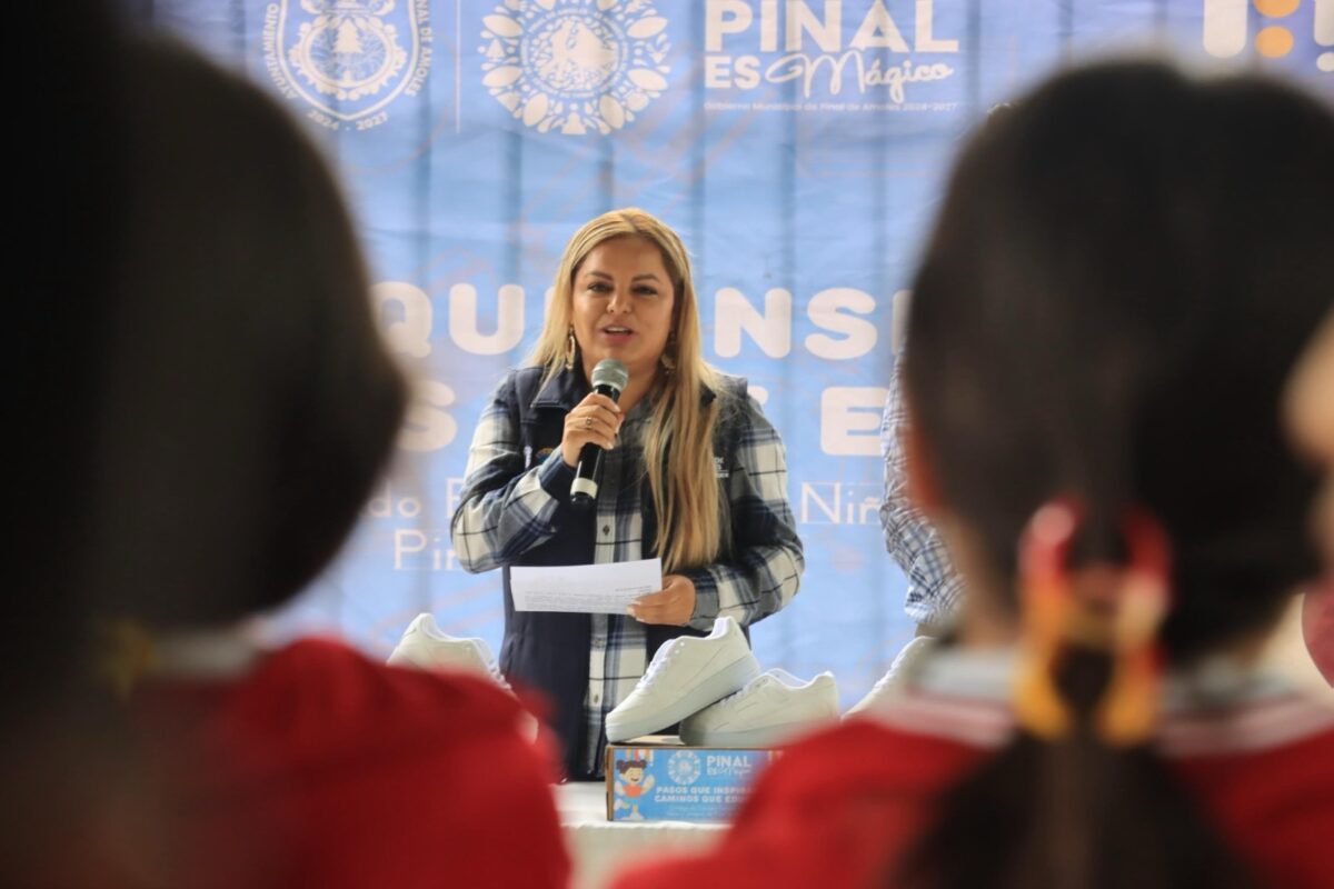 Pinal de Amoles fortalece la educación con entrega de tenis en la Telesecundaria «Escudo Nacional» de Saúz de Guadalupe