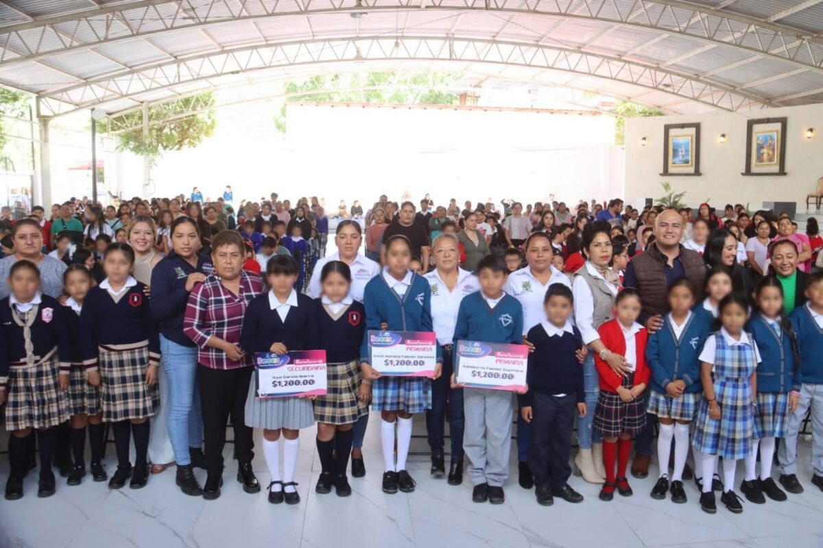 Administración Municipal realiza entrega de becas a educación básica