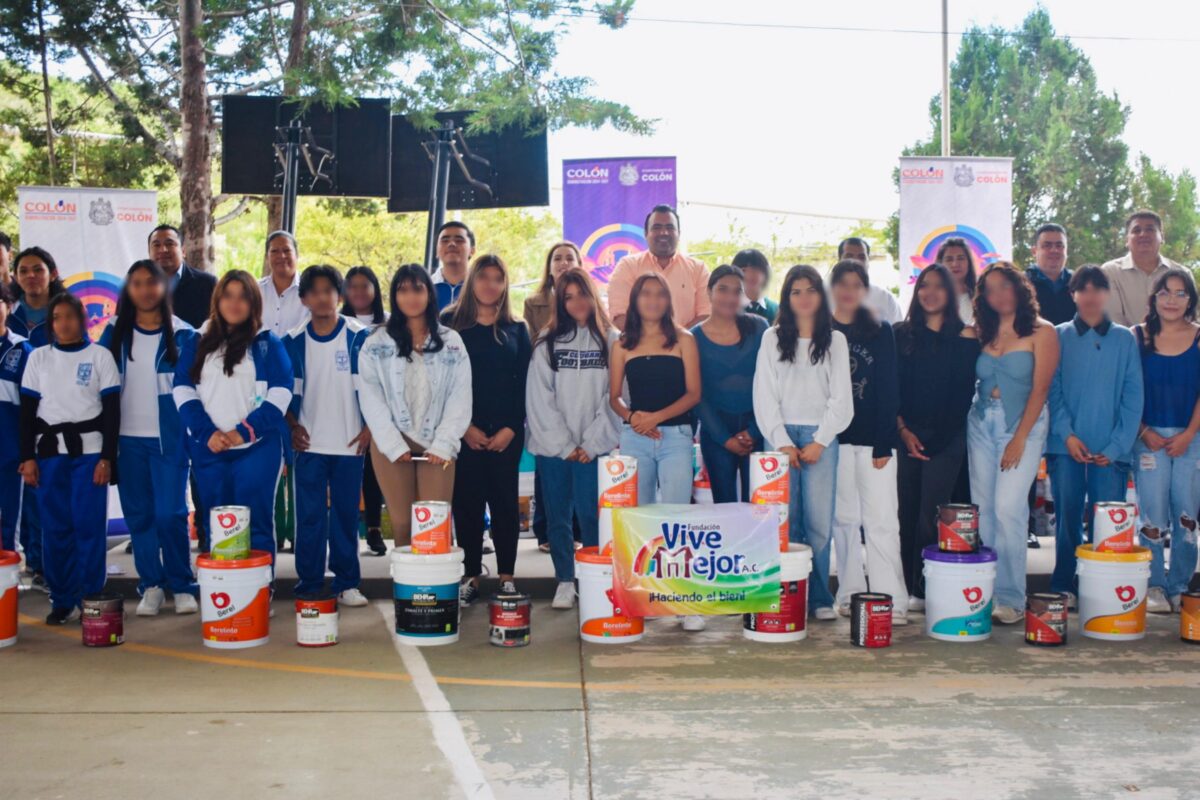 Entrega Gaspar Trueba 3,500 litros de pintura a 34 escuelas de Colón