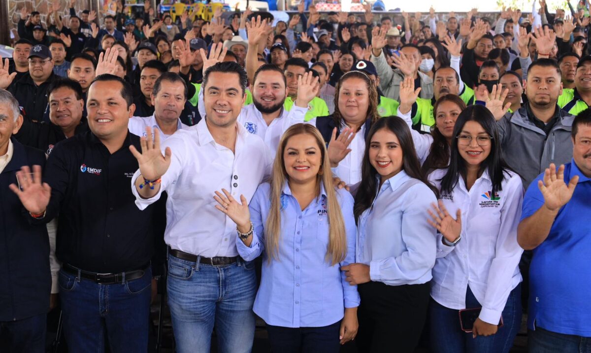 La presidenta municipal Lupita Ramírez Plaza, recibió la donación de 8 vehículos por parte del municipio de Querétaro