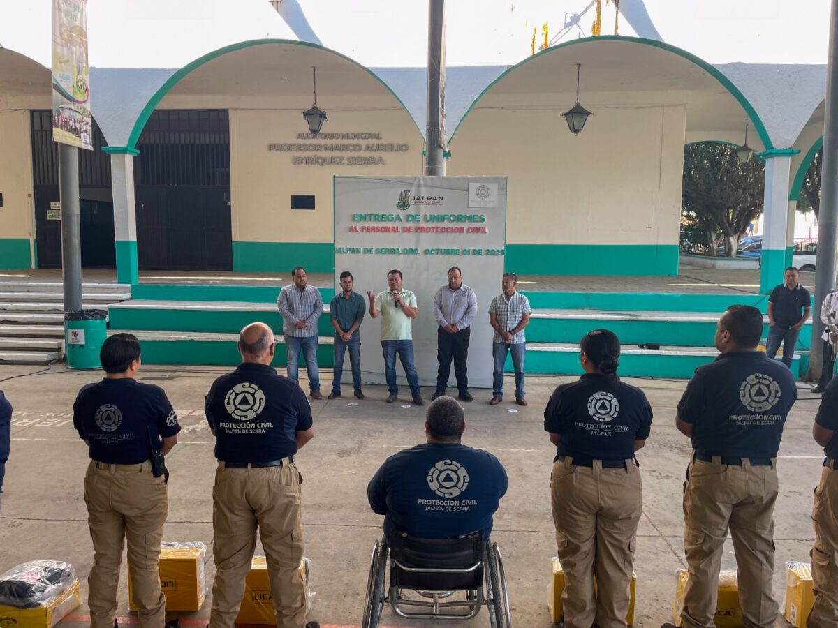 Entrega Rubén Hernández uniformes al personal de Protección Civil Municipal