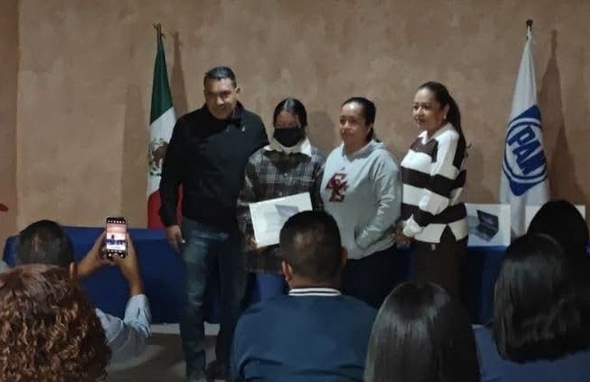 Comité del PAN de Tolimán entrega laptops para Jóvenes&nbsp;&nbsp;