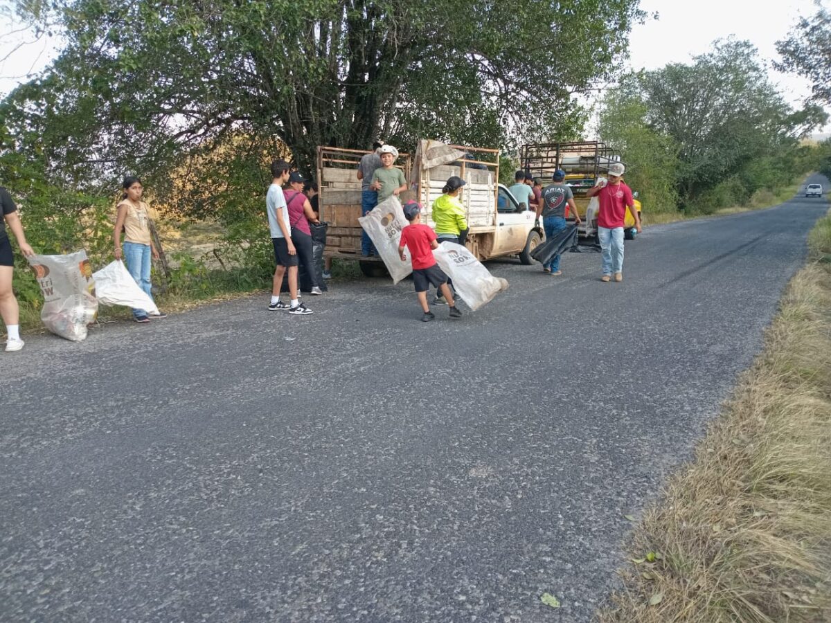 Realizan Jornada de Limpieza en Alberca Ciudadanos y Gobierno Municipal