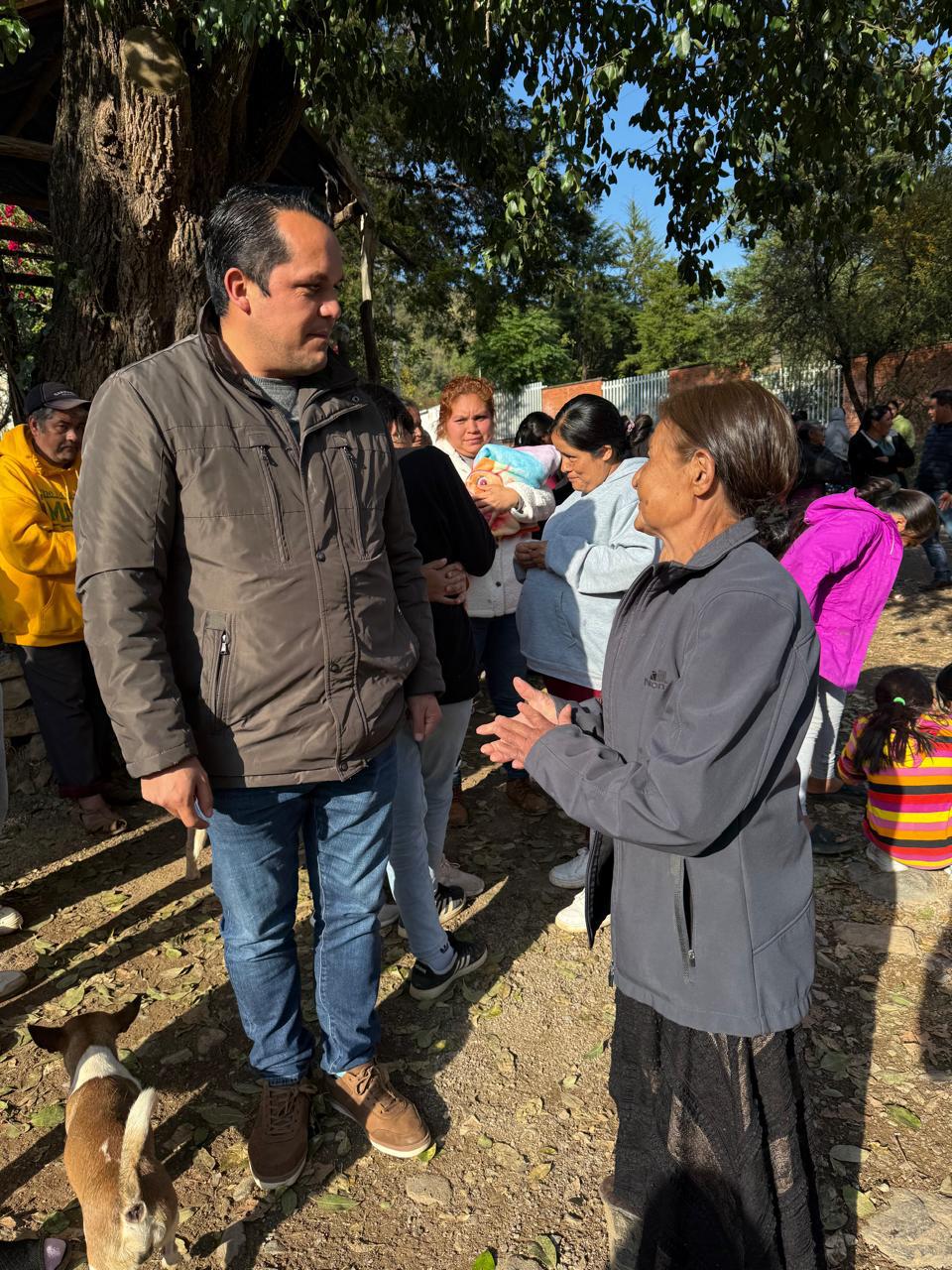 DIF de Pinal de Amoles lleva sonrisas y abrigo a La Mohonera y Maby de los Reyes con la campaña “Abrigando Corazones”