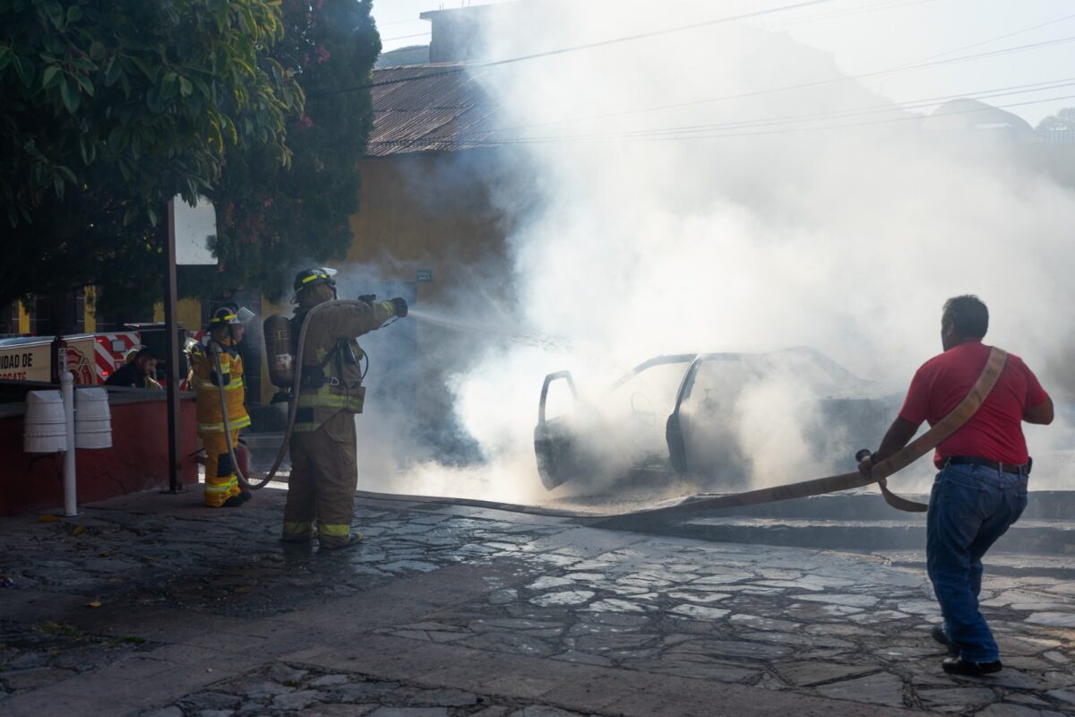 Protección Civil y Bomberos Atienden oportunamente incendio de vehículo en la Cabecera Municipal&nbsp;