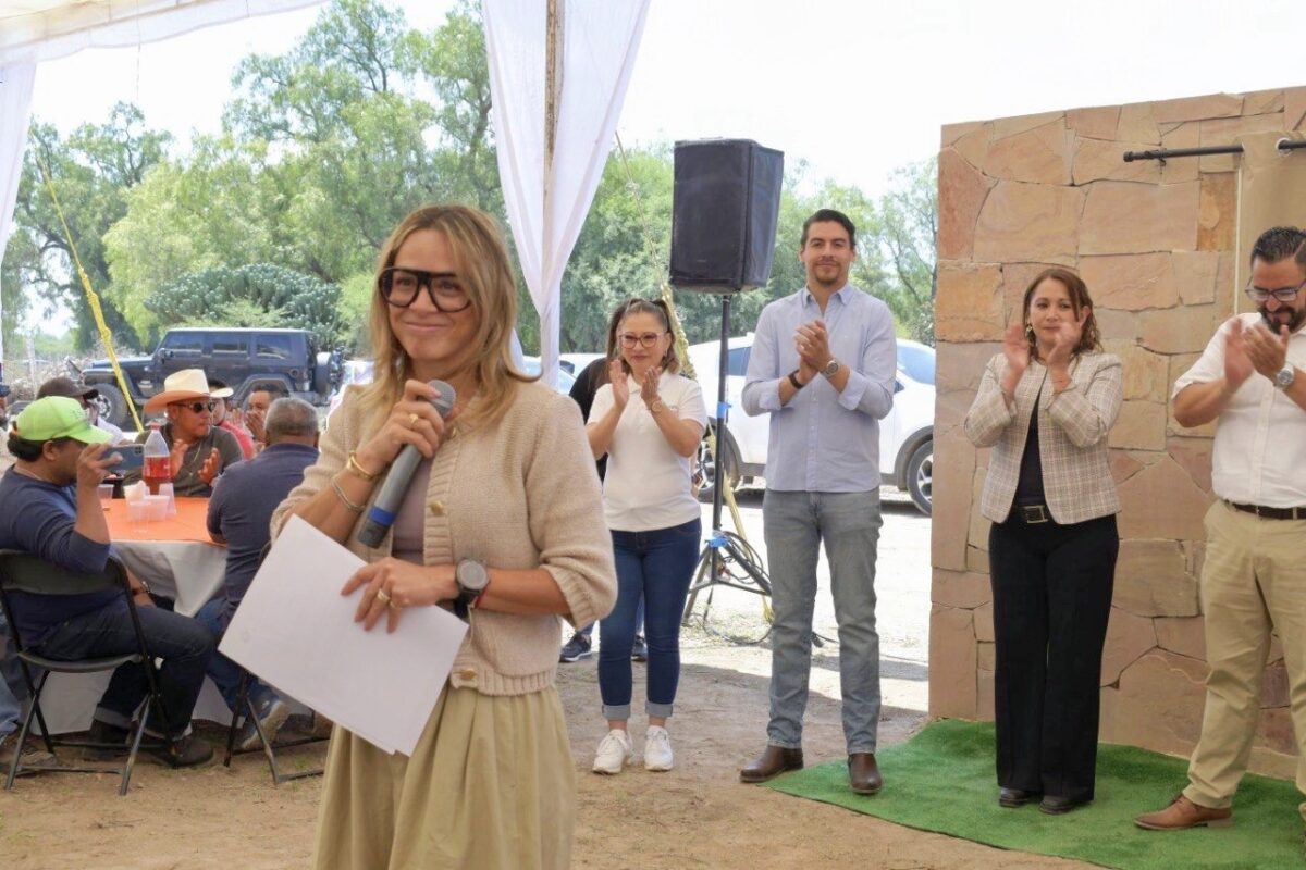 Encabeza Oficial Mayor develación de placa para la construcción de Oficinas del STSPE en Cadereyta de Montes